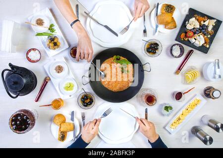 Draufsicht des Mannes und der Frau in den aserbaidschanischen Frühstück Stockfoto
