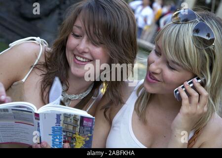 Zwei Frau lesen im Guide über Barcelona Stockfoto