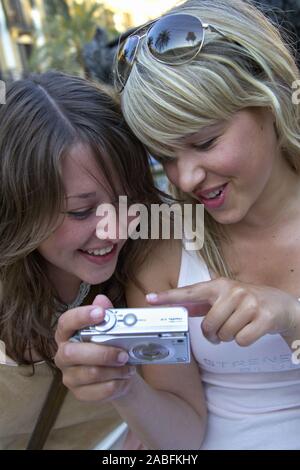 Zwei Frau lesen im Guide über Barcelona Stockfoto