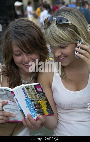 Zwei Frau lesen im Guide über Barcelona Stockfoto