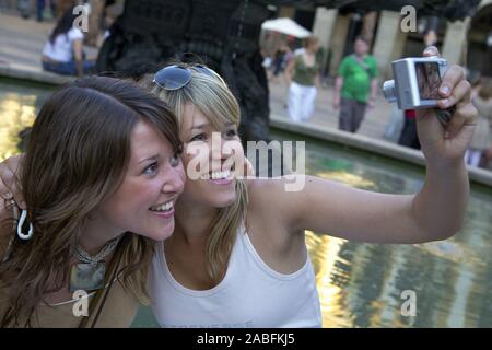 Zwei Frau lesen im Guide über Barcelona Stockfoto