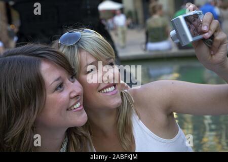 Zwei Frau lesen im Guide über Barcelona Stockfoto