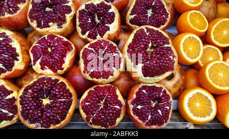 Obst noch Leben der Granatäpfel und Orangen. Frische und saftige Früchte. Stockfoto