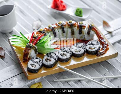 Unagi sushi Rollen diente in Dragon Form und Sushi Yin Yang Stockfoto