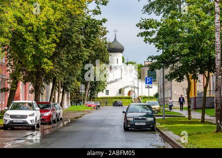 Pskow, Ansicht von der Straße aus Richtern und Staatsanwälten Shuisky, auf die Alte Orthodoxe Kirche von Joachim und Anna im Polonise, verregneten Sommertag Stockfoto