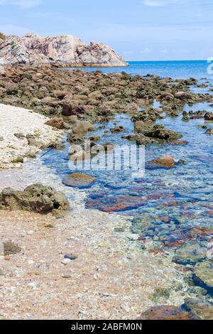 Kieselsteine am Meer. Seidige Wellen des blauen Meeres Stockfoto