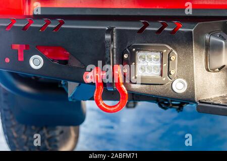 Off road Auto Seilwinde - Abschleppen. Stockfoto