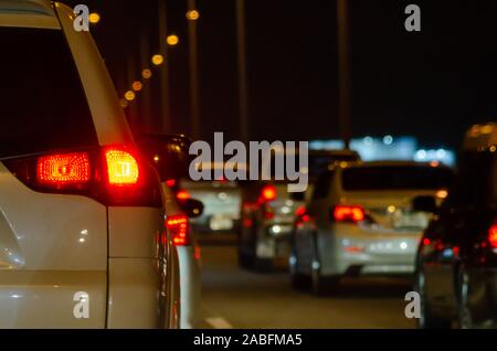 Nacht Licht auf der Straße. Autos im Stau in der Nacht Stockfoto