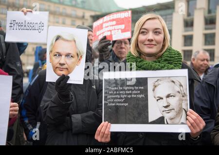 Berlin, Deutschland. 27 Nov, 2019. Die Freisetzung von Wikileaks Gründer Julian Assange ist vor dem Brandenburger Tor demonstriert. Assange ist im Gefängnis in London und zeigt Anzeichen von "psychologische Folter" nach Angaben der UN-Sonderberichterstatter. Die Vereinigten Staaten haben ein Auslieferungsersuchen, wo er mit 175 Jahren Haft bedroht ist. Quelle: Jörg Carstensen/dpa/Alamy leben Nachrichten Stockfoto