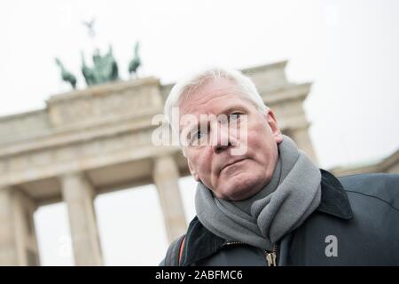 Berlin, Deutschland. 27 Nov, 2019. Kristinn Hrafnsson, Chefredakteur von Wikileaks, nimmt teil an einer Demonstration für die Freilassung von Wikileaks Gründer J. Assange vor dem Brandenburger Tor. Assange ist im Gefängnis in London und zeigt Anzeichen von "psychologische Folter" nach Angaben der UN-Sonderberichterstatter. Die Vereinigten Staaten haben ein Auslieferungsersuchen, wo er mit 175 Jahren Haft bedroht ist. Quelle: Jörg Carstensen/dpa/Alamy leben Nachrichten Stockfoto