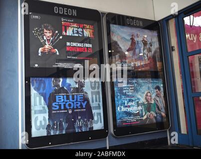 Ein Plakat werbung der Film Blue Geschichte in einem Kino Odeon in London. Vue Cinemas zog sich der Film nach sieben Polizisten in eine Störung im Star City in Birmingham am Samstag Abend verletzt wurden. Stockfoto