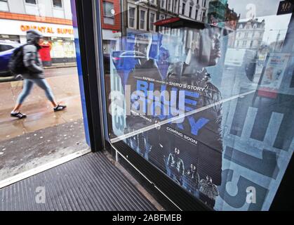 Ein Plakat werbung der Film Blue Geschichte in einem Kino Odeon in London. Vue Cinemas zog sich der Film nach sieben Polizisten in eine Störung im Star City in Birmingham am Samstag Abend verletzt wurden. Stockfoto