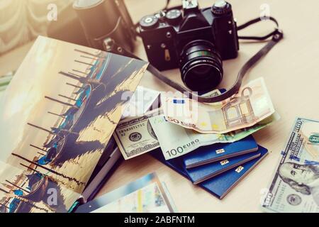 Album Erinnerung und Nostalgie im Sommer Reise Trip auf Holz Tisch instant Stockfoto