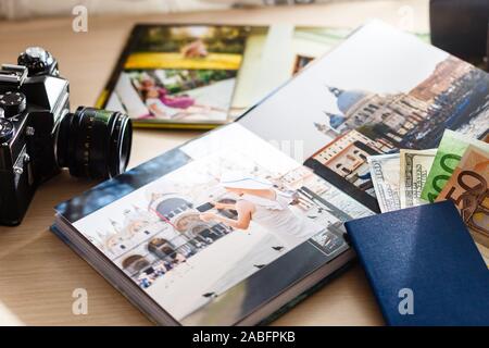 Album mit Fotos von Reisen und Vintage alte Kamera auf einem Hintergrund von alten Karten Stockfoto