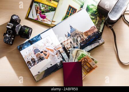 Album Erinnerung und Nostalgie im Sommer Reise Trip auf Holz Tisch instant Stockfoto