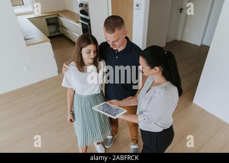 Hohe Betrachtungswinkel der Immobilienmakler, junges Paar neue Wohnung Stockfoto
