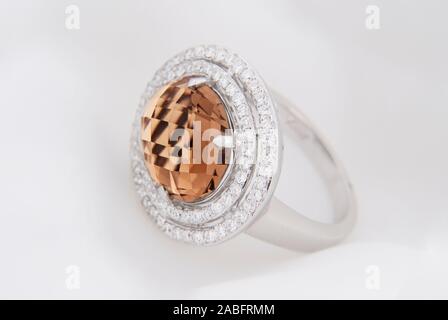 White Gold Ring mit Topas und Diamanten Smokey auf weichen weißen Hintergrund Stockfoto