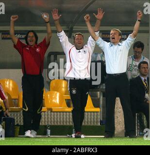 Dortmund, Deutschland. 14. Juni 2006. firo Fussball: 14.06.2006 International, Nationalmannschaft, Wm 2006, Wm 2006, FIFA WM 2006, GER - POL, Deutschland - Polen 1:0 Jubel Bundescoach Jurgen Klinsmann an den Schlusspfiff mit Dr. Ing. MULLER WOHLFARTH und Andreas KOPKE Copyright firo sportphoto: Pfefferackerstr. 2 a 45894 Gelsenkirchen www.firosportphoto.de Mail@firosportphoto.de (Volksbank Bochum-Witten) BLZ.: 430 601 29 Kt. No.: 341 117 100, Tel.: 0209 - 9304402 Fax: 0209 - 9304443 | Verwendung der weltweiten Kredit: dpa/Alamy leben Nachrichten Stockfoto