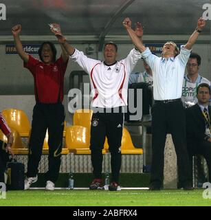 Dortmund, Deutschland. 14. Juni 2006. firo Fussball: 14.06.2006 International, Nationalmannschaft, Wm 2006, Wm 2006, FIFA WM 2006, GER - POL, Deutschland - Polen 1:0 Jubel Bundescoach Jurgen Klinsmann an den Schlusspfiff mit Dr. Ing. MULLER WOHLFARTH und Andreas KOPKE Copyright firo sportphoto: Pfefferackerstr. 2 a 45894 Gelsenkirchen www.firosportphoto.de Mail@firosportphoto.de (Volksbank Bochum-Witten) BLZ.: 430 601 29 Kt. No.: 341 117 100, Tel.: 0209 - 9304402 Fax: 0209 - 9304443 | Verwendung der weltweiten Kredit: dpa/Alamy leben Nachrichten Stockfoto