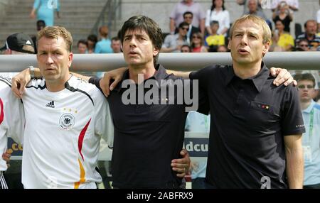 Berlin, Deutschland. 20. Juni 2006. firo Fussball: 20.06.2006 International, Nationalmannschaft, Wm 2006, Wm 2006, FIFA WM 2006, ECU-GER, Ecuador, Ecuador - Deutschland 0:3 Arm in Arm, die Nationalhymne KOPKE, NIEDRIG und Bundescoach Jurgen Klinsmann Copyright firo sportphoto: Pfefferackerstr umfassen. 2 a 45894 Gelsenkirchen www.firosportphoto.de Mail@firosportphoto.de (Volksbank Bochum-Witten) BLZ.: 430 601 29 Kt. No.: 341 117 100, Tel.: 0209 - 9304402 Fax: 0209 - 9304443 | Verwendung der weltweiten Kredit: dpa/Alamy leben Nachrichten Stockfoto