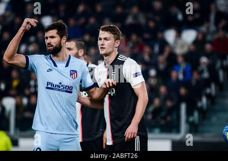 Angel Correa von Atletico Madrid und Matthijs de Ligt von Juventus Turin in Aktion während der UEFA Champions League Gruppe D Match zwischen Juventus Turin und Atletic Stockfoto