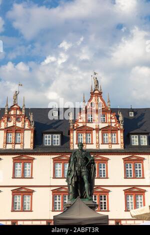 Blick auf die stadt Haus (Stadthaus) auf dem Marktplatz von Coburg mit der Statue von Prinz Albert vor, Bayern, Deutschland Stockfoto