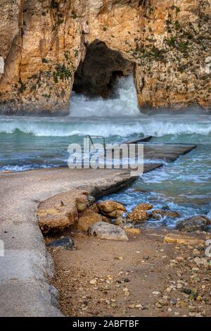 Das Binnenmeer, Dwejra, oder Qawra in maltesischer Sprache bekannt, ist ein Salzwasser Lagune auf der Insel Gozo in Malta. Stockfoto