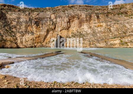 Das Binnenmeer, Dwejra, oder Qawra in maltesischer Sprache bekannt, ist ein Salzwasser Lagune auf der Insel Gozo in Malta. Stockfoto