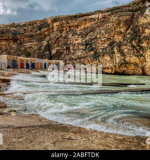 Das Binnenmeer, Dwejra, oder Qawra in maltesischer Sprache bekannt, ist ein Salzwasser Lagune auf der Insel Gozo in Malta. Stockfoto