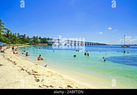 Menschen entspannen am Strand der Bahia Honda State Park, Florida Keys Stockfoto