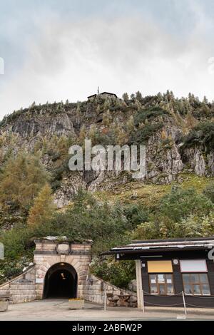 Das Kehlsteinhaus (Eagle's Nest) oben auf dem Obersalzberg und der Eingang des Tunnels in Berchtesgaden, Bayern, Deutschland zugreifen Stockfoto