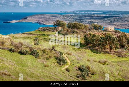 Die Aussicht von Gozo über den Norden nach Comino Insel Comino Channel (Kemmuna) mit Malta in der Ferne. Stockfoto