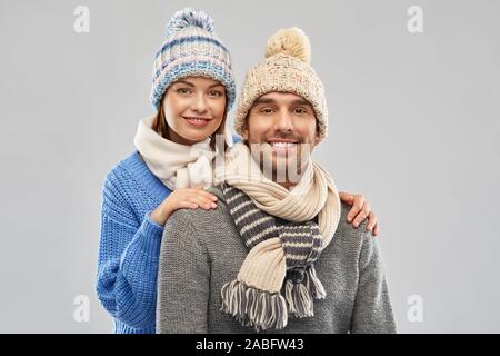 Glückliches Paar in Winterkleidung Stockfoto