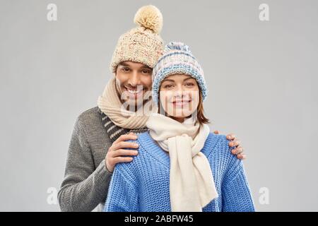 Glückliches Paar in Winterkleidung Stockfoto