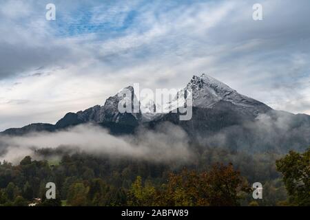 Atemberaubende Aussicht auf Berg Watzmann der Bayerischen Alpen über der Stadt Berchtesgaden im Herbst, Bayern, Deutschland Stockfoto