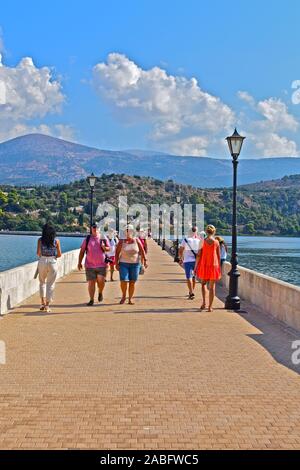 Ein Blick entlang der De Bosset Brücke, ein Stein causeway Verknüpfung von Argostoli mit Drapona, auf der anderen Seite der Bucht. Leute genießen einen Spaziergang in der Sonne. Stockfoto