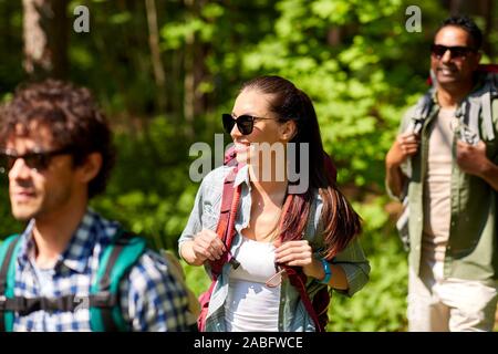 Eine Gruppe von Freunden mit Rucksäcken Wandern im Wald Stockfoto