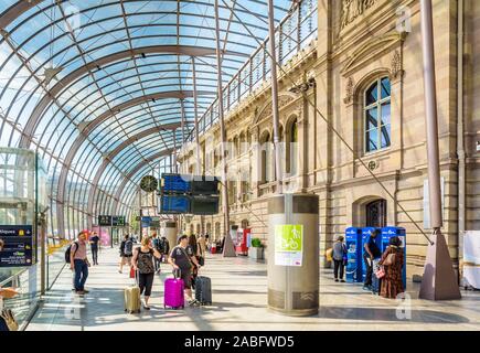 Touristen und Pendler in die bahnhofshalle der Straßburger Bahnhof unter dem riesigen Glasdach vor der historischen Fassade im Jahr 2007 aufgenommen. Stockfoto