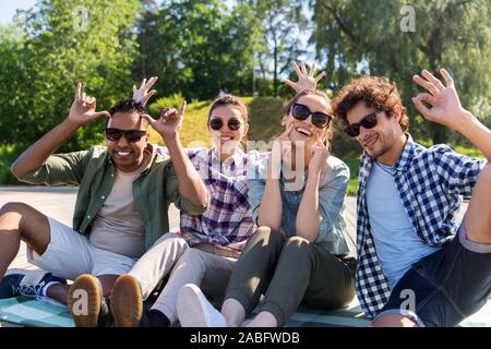 Gerne Freunde, die Gesichter am Sommer, Park Stockfoto