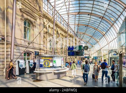 Touristen und Pendler in die bahnhofshalle der Straßburger Bahnhof unter dem riesigen Glasdach vor der historischen Fassade im Jahr 2007 aufgenommen. Stockfoto