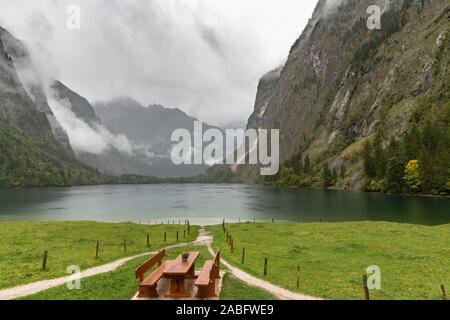 Wunderschöne Aussicht auf Obersee in der Nähe von königssee See an einem bewölkten Tag im Herbst, schoenau am Konigssee, Bayern, Deutschland Stockfoto