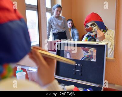 16 November 2019, Brandenburg, Eisenhüttenstadt: Timo Gramsch als Schneemann Nowy' sich, vor einer Probe im Friedrich-Wolf-Theater. Eine ungeschickt, aber liebenswerte Schneemann ist der Star der Kinder in Eisenhüttenstadt. Jedes Jahr in der Weihnachtszeit er erlebt neue Abenteuer auf der Bühne des Friedrich-Wolf-Theater. Für 23 Jahre die musikalische wurde mit neuen Songs und laienhaften Akteuren durchgeführt. Foto: Patrick Pleul/dpa-Zentralbild/ZB Stockfoto