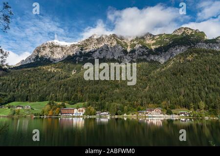 Einen wunderschönen Blick auf den Hintersee mit wunderschönen Spiegelungen der Bäume und Häuser und die Alpen im Hintergrund, Ramsau bei Berchtesgaden, Bayern, Deutschland Stockfoto