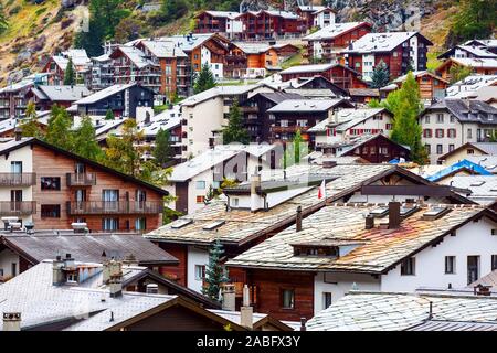 Zermatt, Schweiz Stadt Luftaufnahme im berühmten Schweizer Ski Resort, bunte traditionelle Häuser Stockfoto
