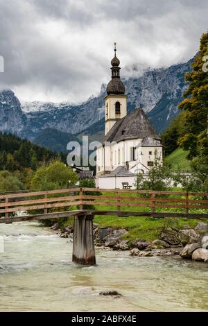 Schöne der St. Sebastian Kirche in Ramsau Berchtesgaden bin mit dem Bayerischen Apls im Hintergrund, Bayern, Deutschland Stockfoto