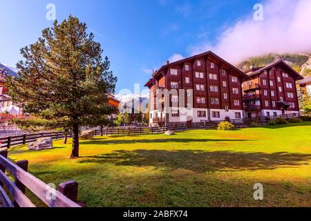 Zermatt, Schweiz Stadt street view im berühmten Schweizer Ski Resort, bunte traditionelle Häuser, Schnee in den Bergen Stockfoto