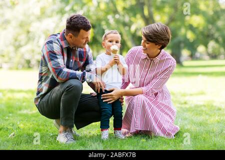 Happy Family im Sommer Park Stockfoto