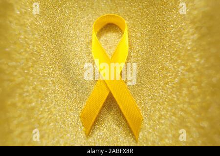 Gold Ribbon für Kinder als Symbol von Krebs im Kindesalter das Bewusstsein. Weltkrebstag. Stockfoto