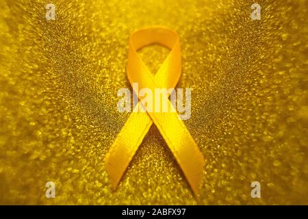 Gold Ribbon für Kinder als Symbol von Krebs im Kindesalter das Bewusstsein. Weltkrebstag. Stockfoto