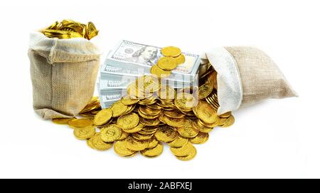 Stack Bundles von 100 US-Dollar Banknoten und Gold Münze in Schatz sack auf weißem Hintergrund, Geld stack für Business Planung Investitionen und Ersparnis Stockfoto